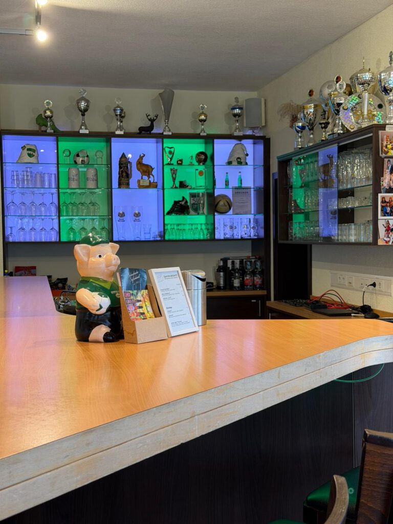 Eine moderne Bar-Theke mit digitalen Bildschirmen, die verschiedene Getraenkeoptionen anzeigen.