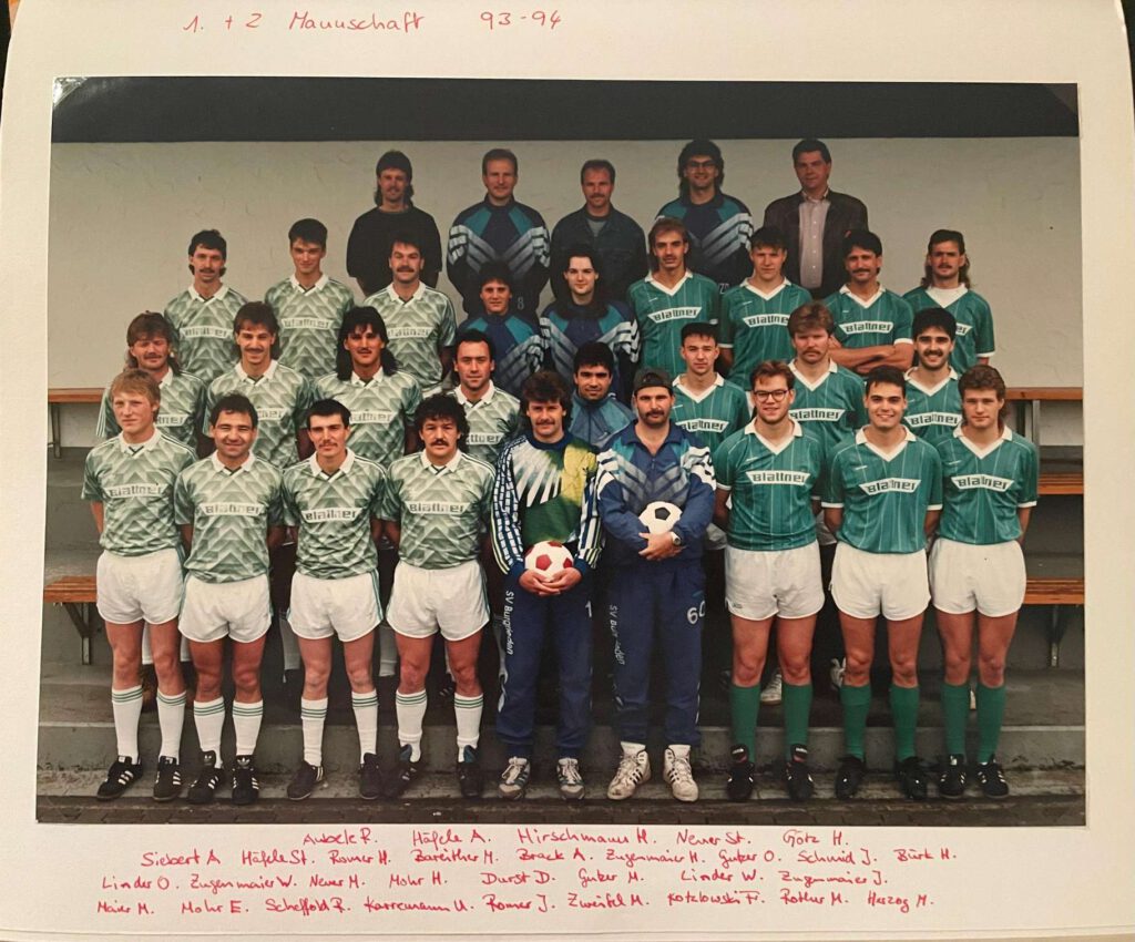 Gruppenfoto einer Fußballmannschaft aus den 1980er Jahren in gruenen Trikots, posierend auf Stufen.
