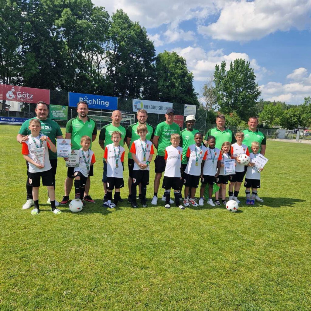 Eine Gruppe von Fußballspielern steht auf einem Spielfeld in einem Stadion.